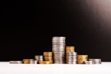 Siyah arka plan üzerinde sikke yığını