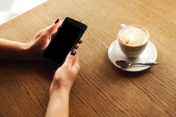 Vrouw met behulp van een touch-screen van smartphone — Stockfoto