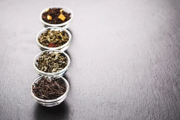 Bol avec différents types de thé — Photo