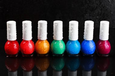 Tırnak cilaları bir gökkuşağı gibi sıralanmış