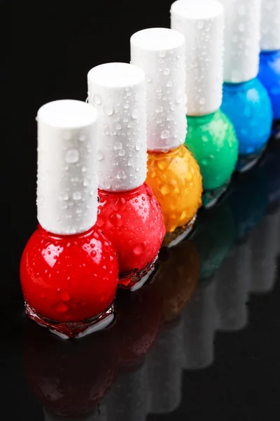 Esmaltes de uñas ordenados como un arco iris — Foto de Stock