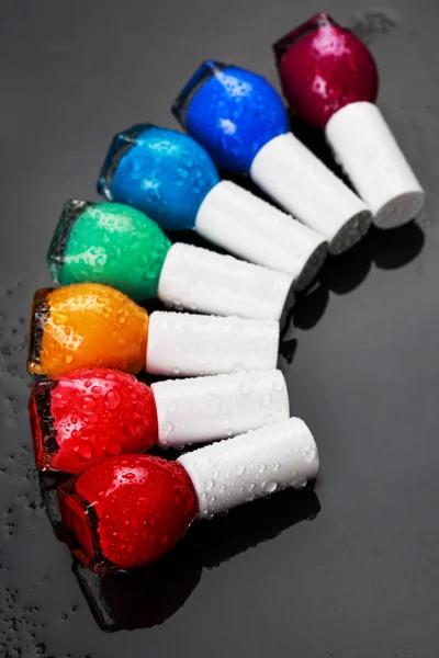 Nagel poetsmiddelen gesorteerd als een regenboog — Stockfoto
