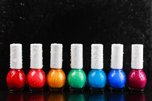 Nagel poetsmiddelen gesorteerd als een regenboog — Stockfoto