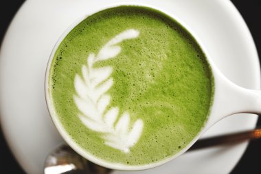 Fincan yeşil çay matcha latte
