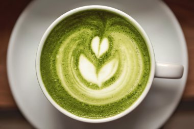 Fincan yeşil çay matcha latte