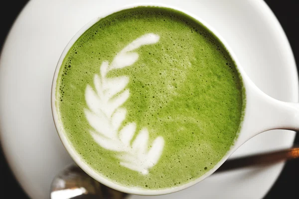 Fincan yeşil çay matcha latte
