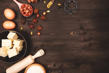 Malzemeler ve yemek pişirmek için mutfak gereçleri
