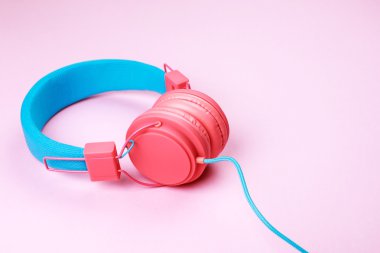 Pembe ve mavi kulaklık