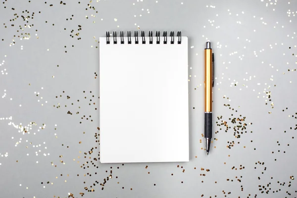 Cuaderno de notas sobre el fondo festivo —  Fotos de Stock