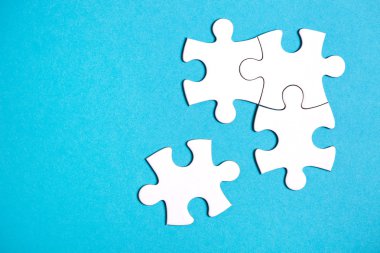 Dört bağlantısı kesilmiş jigsaw puzzle parçaları