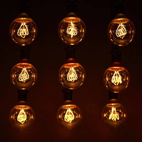 Lampen mit interessanter Form aus Wolframfaden — Stockfoto