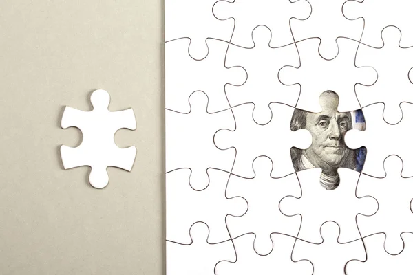 Het verzamelen van dollar biljet met jigsaw puzzel — Stockfoto