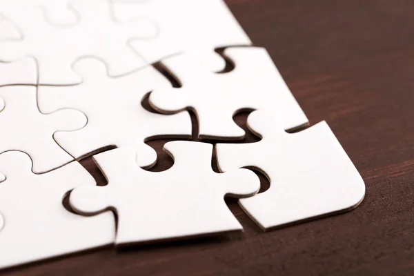 Puzzle incompleto sul tavolo di legno scuro — Foto Stock