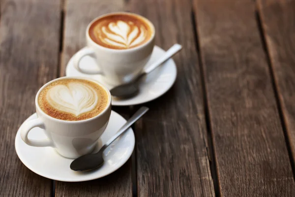 Due tazze bianche di cappuccino — Foto Stock