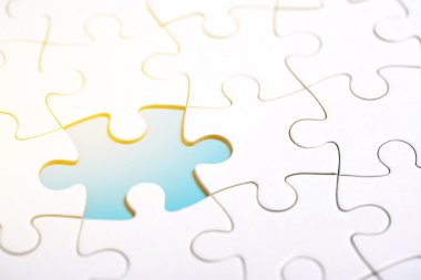 Beyaz kısmı eksik olan bulmaca