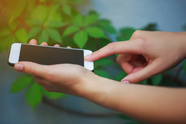 Woman holding smartphone — Stock Photo, Image