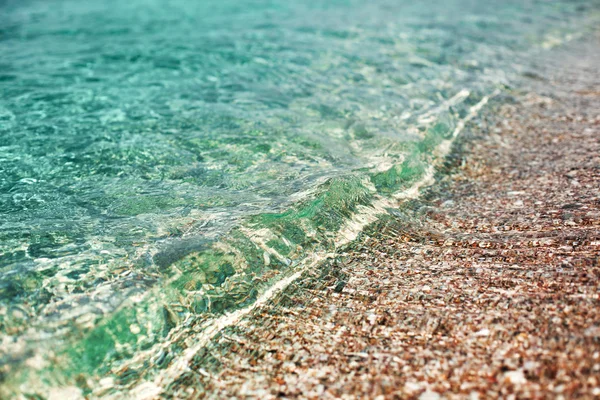 Transparant blauwe zee met zandstrand — Stockfoto