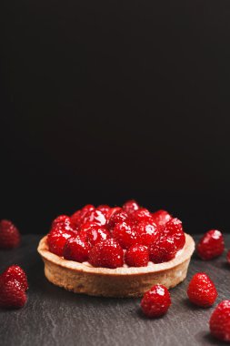 Tartı ile muhallebi ve taze frambuaz