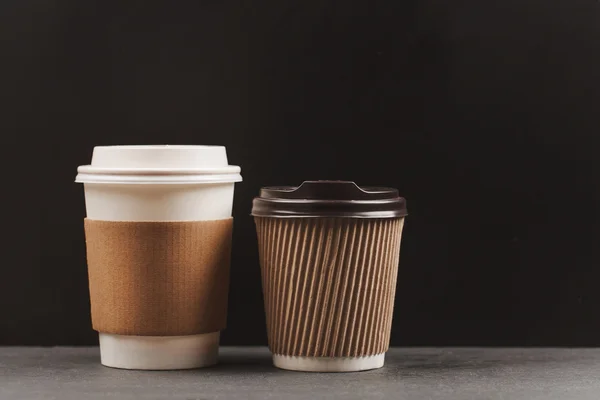 Due tazze di caffè di carta — Foto Stock