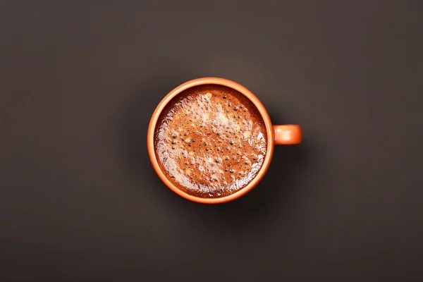 Tasse Kaffee auf schwarzem Hintergrund, Draufsicht — Stockfoto