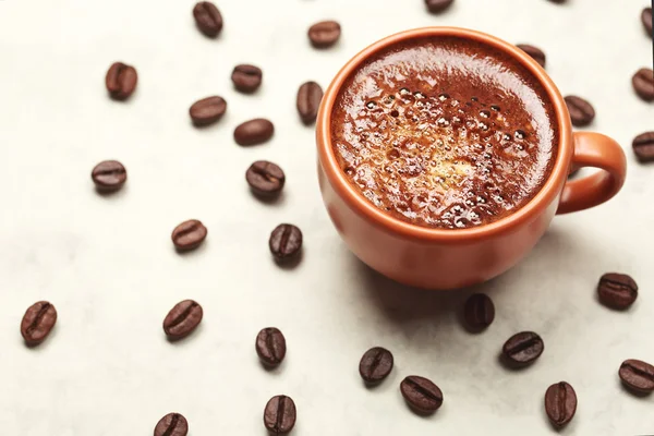 Tasse Espresso mit Kaffeebohnen. — Stockfoto