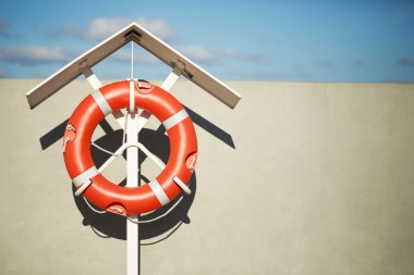 Lifebuoy mavi gökyüzü arka plan ile pier üzerine
