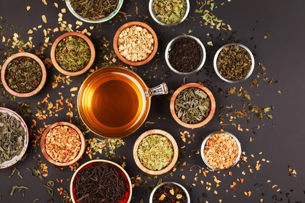 Auswahl an trockenem Tee in kleinen Schälchen — Stockfoto