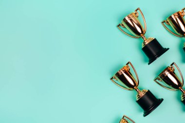 Pastel mavi arka planda fotokopi alanı olan kazanan bardaklardan yapılmış bir çerçeve. Düzleştirme biçimi.