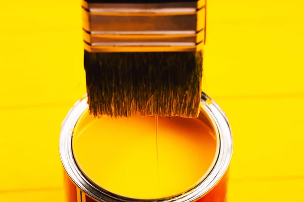 Pintura Amarilla Gotea Del Pincel Una Lata Abierta Sobre Fondo —  Fotos de Stock