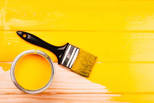 Geöffnete Farbdose Mit Pinsel Auf Gelbem Frisch Lackiertem Holzgrund Sanierungskonzept — Stockfoto