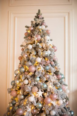 Beyaz Noel ağacı Mücevherlerle ve peri ışıklarıyla