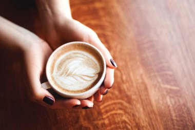 Kahve kadınların elinde.