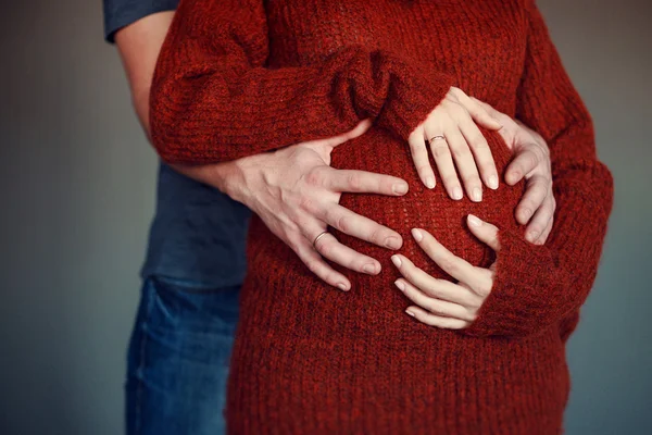 Ręce na brzuchu w ciąży — Zdjęcie stockowe