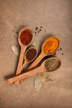 Tahta kaşık ile baharat