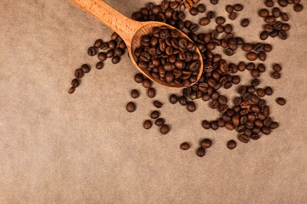 Colher de madeira com grãos de café — Fotografia de Stock