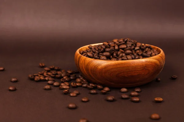 Tigela de madeira com grãos de café — Fotografia de Stock