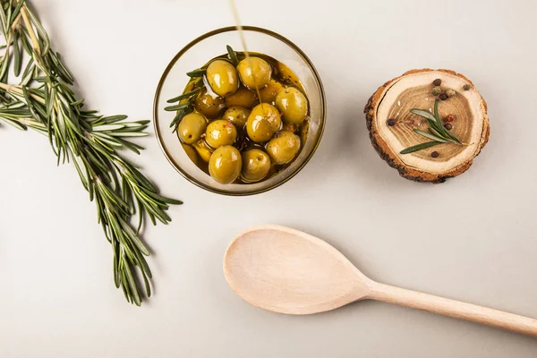 Olive oil and olives in bowl — Stock Photo, Image