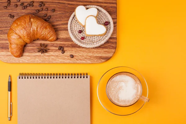 Eco notebook com cappucino — Fotografia de Stock