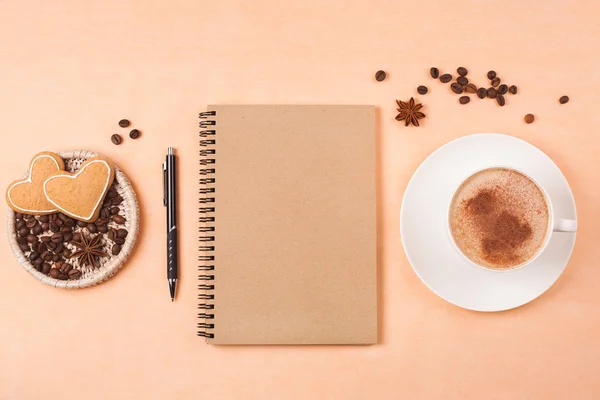 Livre pour notes et cappucino — Photo