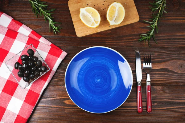 Blue plate on wooden table — Stock Photo, Image