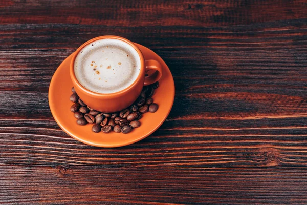 Tazza di caffè con chicchi di caffè — Foto Stock