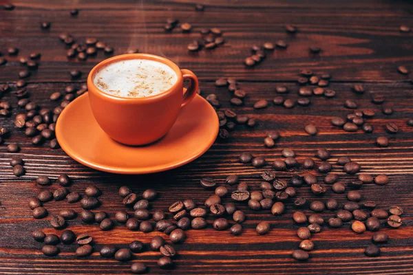 커피 원두와 커피 한잔 — 스톡 사진
