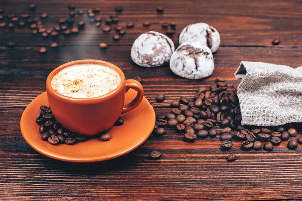 Kaffee mit Keksen und Kaffeebohnen — Stockfoto