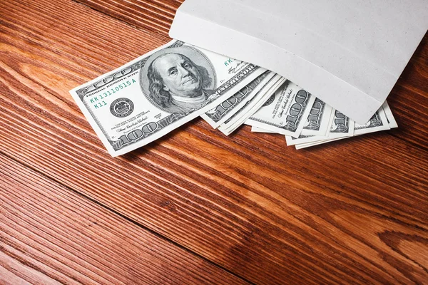 Dollars in een envelop — Stockfoto