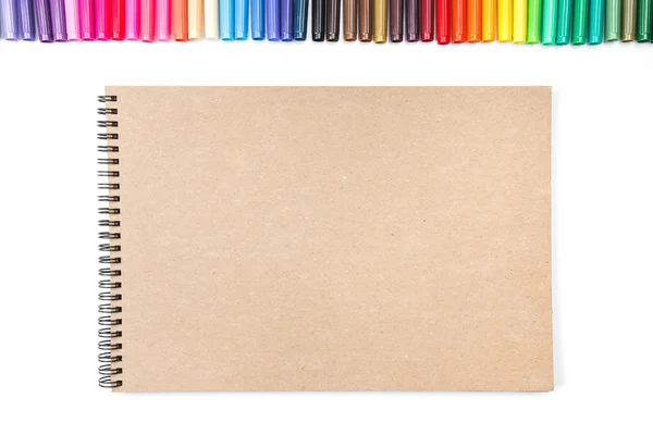 Fila de rotuladores de fieltro de colores con cuaderno — Foto de Stock