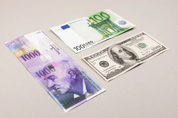 Francos suizos, dólares y euros — Foto de Stock