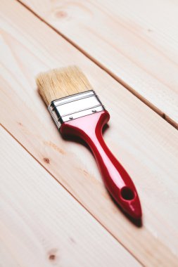 ahşap yüzeyine boya fırçası