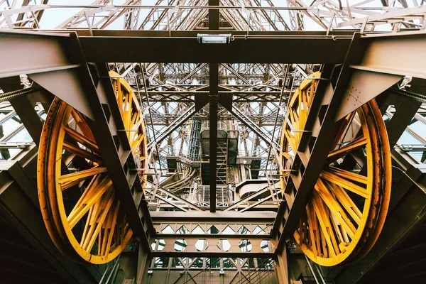 埃菲尔铁塔电梯机制，巴黎法国 — 图库照片