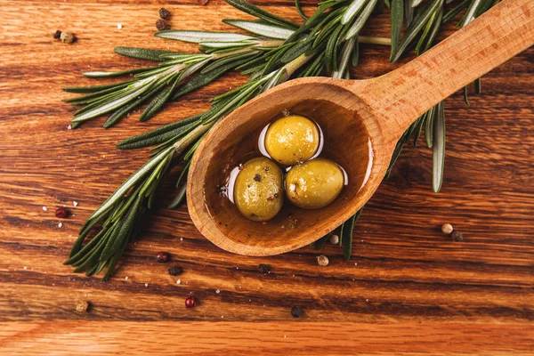 Olives and rosemary — Stock Photo, Image