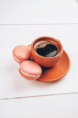 Kahve renkli macarons